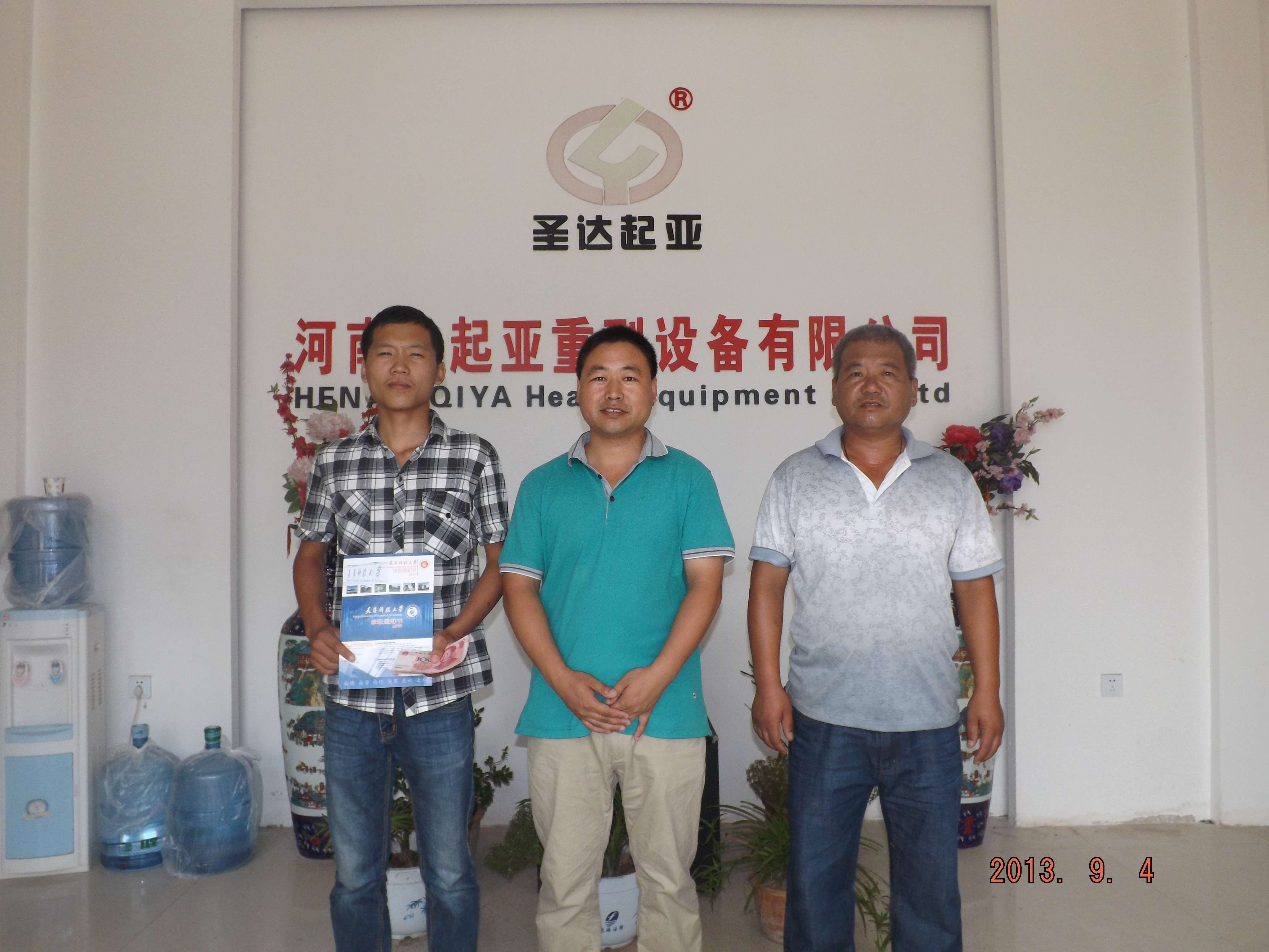 公司總經(jīng)理趙鋒捐資助學(xué)，資助大學(xué)生新生上學(xué)